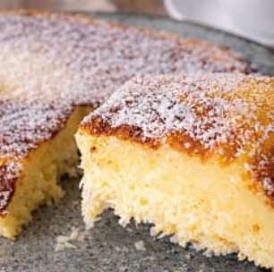 Bolo cremoso de coco sem glúten, fácil, que derrete na boca