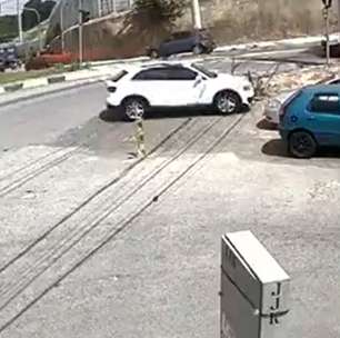 Câmera de segurança registra momento em que ladrões abandonam carro após sequestro de mulher em SP