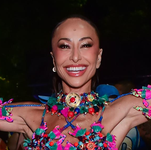 Sabrina Sato escolhe look colorido para ensaio de rua da Vila Isabel; veja fotos