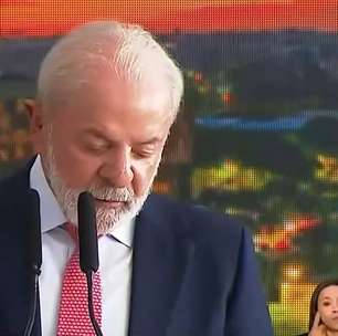 Em cerimônia sem Motta e Alcolumbre, Lula lê lista de nomes presentes para agradecer