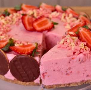 Receita de torta mousse de morango geladinha e muito leve para servir como um doce especial em família