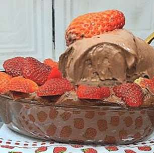 Mousse de chocolate feito com apenas 3 ingredientes para uma sobremesa rápida, cremosa e irresistível