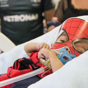 Bebê prematuro deixa hospital vestido como herói após 8 meses de internação