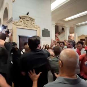 Empurra-empurra e agressões: ato da esquerda pelo 8 de janeiro tem confusão com bolsonaristas na USP