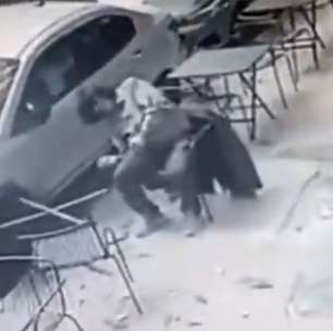 Homem é atingido por placa de vidro que 'caiu do céu' enquanto tomava café na rua