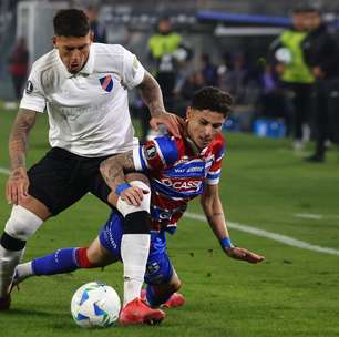 Novo zagueiro do Vasco, Saldivia desembarca no Rio e cita conversa com Diniz