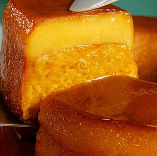 Bolo pudim de cenoura fofinho feito no liquidificador, a combinação perfeita de duas sobremesas clássicas