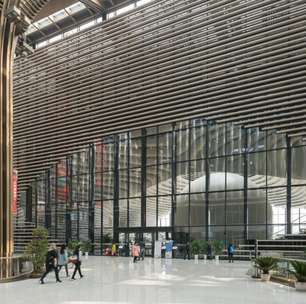Biblioteca futurista de Tianjin abriga um milhão de livros em estantes que tocam o teto