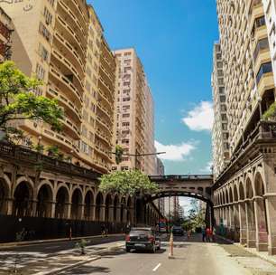 Calçada interditada após obras leva MPRS a exigir esclarecimentos do Município de Porto Alegre