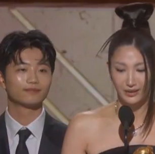Cantora de Guerreiras do Kpop chora ao falar sobre rejeição após ganhar Globo de Ouro