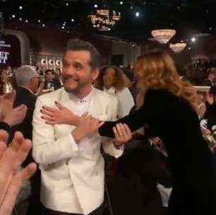 Veja o cumprimento de Julia Roberts a Wagner Moura após 'O Agente Secreto' vencer o Globo de Ouro