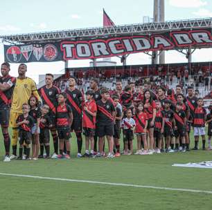 Zagueiro do Atlético-GO celebra com recado para jogadores na sequência