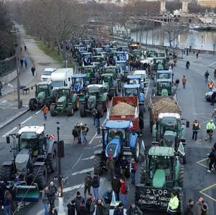 Agricultores fazem filas de tratores em protesto contra acordo UE-Mercosul em Paris