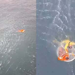 Pescador é resgatado após ficar horas agarrado a porta de geladeira à deriva