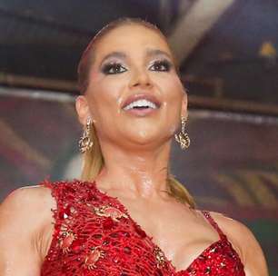 Virgínia voltou! Com look de crochê, namorada de Vini Jr. vai pela 1ª vez no ano a ensaio do carnaval 2026 da Grande Rio. Fotos