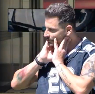 Henri Castelli fora do 'BBB 26'? Após sequência de convulsões, saúde do ator preocupa internautas e web aponta 'irresponsabilidade gigantesca' da emissora