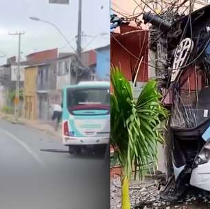 Passageiros deixam ônibus pela saída de emergência após batida em poste e disparo de faíscas