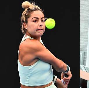 Tenista mexicana expõe queimaduras de sol após torneio na Austrália