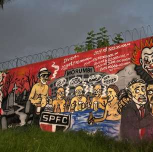 Grafites marcam protestos da torcida do São Paulo ao redor do Morumbis