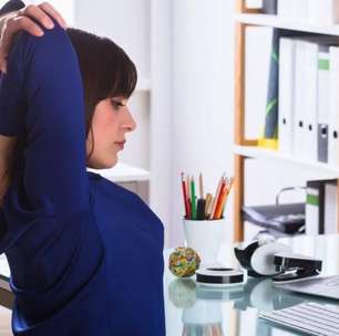 Quarto branco: alongamentos para aliviar tensão em pouco espaço