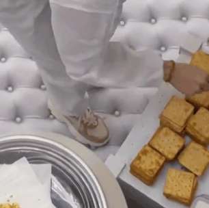 Cena do BBB viraliza e intriga estrangeiros: 'Dança do conselho das bolachas'