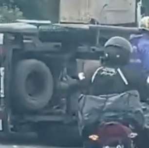 Viatura da Polícia Civil capota na marginal de SP após bater em mureta