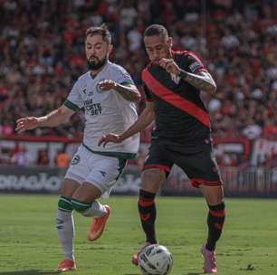 Goiás marca no fim e empata com o Atlético-GO