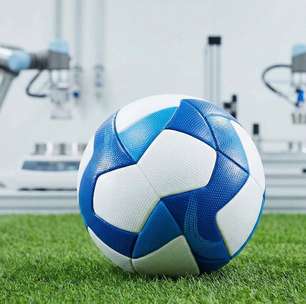 Feita com 20 painéis soldados a calor e pesando 450g, a bola oficial de futebol passa por testes de pressão rigorosos antes de ir para o gramado