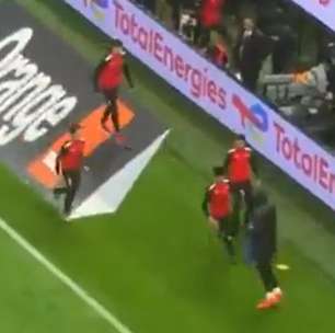 Gandulas marroquinos derrubam goleiro reserva de Senegal para roubar toalha do titular. Entenda