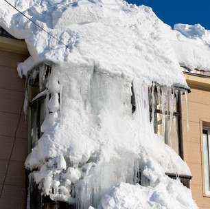 Nevasca histórica encobre prédios em Kamchatka, na Rússia