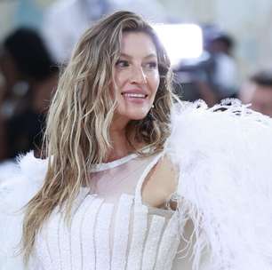 Gisele Bündchen presta homenagem a Valentino: 'Me fez sentir especial'