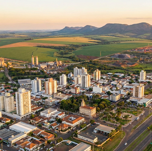 Cidade industrial a 835 metros de altitude atrai profissionais qualificados