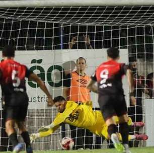 Athletico sofre virada do Azuriz, que garante vaga nas quartas do Paranaense