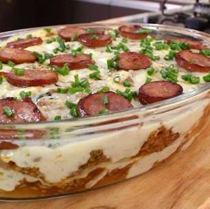 Batata recheada de forno gratinada e suculenta para servir como um acompanhamento irresistível ou prato principal