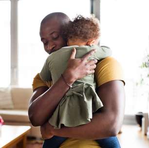 Cinco frases que os pais mais inteligentes emocionalmente usam com seus filhos e que são melhores do que "não chore"