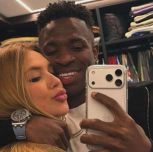 Vini Jr surpreende Virginia com chinelo antistress de R$ 800