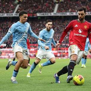 Policiais vestem camisas do Manchester United para prender torcedor do City