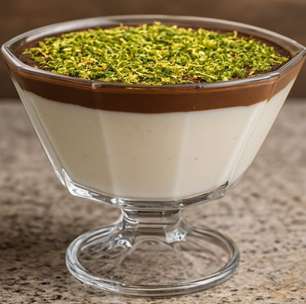 Pavê de limão cremoso que derrete na boca com um toque especial de ganache de chocolate