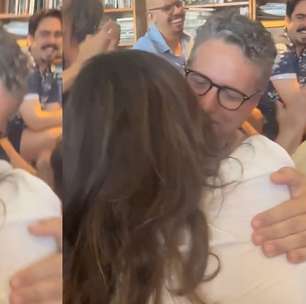 Após indicação ao Oscar, diretor de 'O Agente Secreto' dá beijão na esposa e comemora: 'Muito feliz com esse dia'