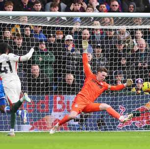 Com show de brasileiros, Chelsea bate Crystal Palace e segue no pelotão de frente