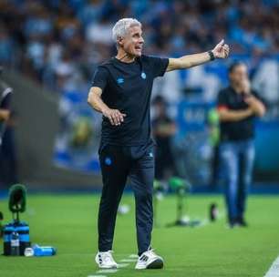 Luis Castro frisa queda de rendimento como diferencial para revés no Gre-Nal: "Equipe sumiu"