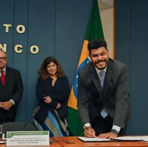 Filho de diarista que virou diplomata foi garçom e percorria 119 km para estudar: 'Acreditei no poder da educação'