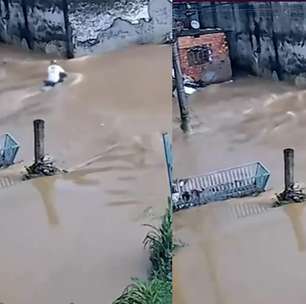 Motociclista é 'engolido' por enxurrada e sobrevive após ser salvo por moradores