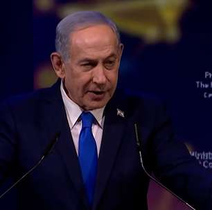 Flávio e Eduardo Bolsonaro encontram Netanyahu em evento contra antissemitismo em Israel