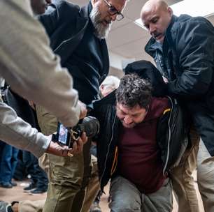 Homem usa seringa com líquido desconhecido para atacar deputada opositora a Trump nos EUA