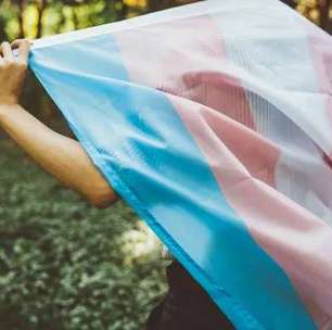 Discriminação afasta jovens trans da escola, família e mercado no Brasil, aponta pesquisa