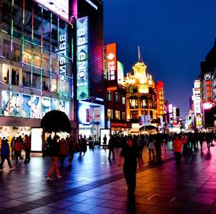 Rua em Xangai ganha fama por seus 5,5 km de extensão, pois seus letreiros de neon de 1845 viraram o centro comercial mais vibrante de toda a China