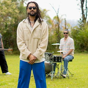 Julies lidera 'Luau Sustentável' no litoral paulista com pop reggae, consciência ambiental e energia limpa