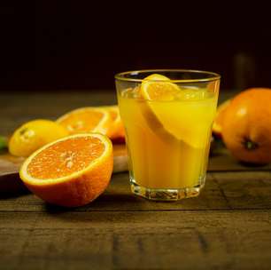 Beber suco de laranja é muito menos nutritivo do que consumir a própria fruta e pode até contribuir para diabetes