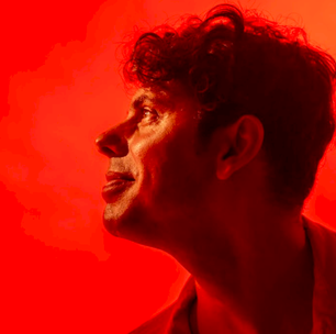 Dani Mã ergue na música uma trincheira afetiva contra o caos projetado